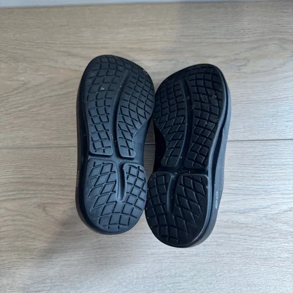 OOFOS Shimmering Bronze Mules - Picture 5 of 6